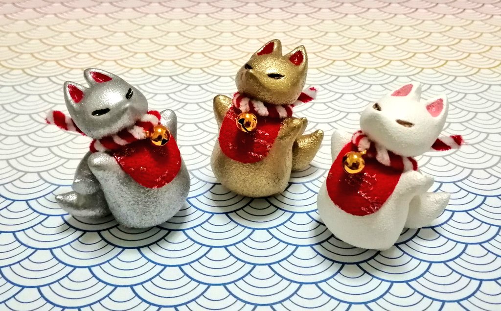 SATIKOUBOU's tweet photo. 【おもちきつね色紹介】
白は単品、金銀はセットのみの販売となります。
現在ふたばねこさんにて開催中の #転生展 にて販売中の「銅」は、ふたばねこさんのみでの販売となります。
色の違いは並べるとこんな感じです。 https://t.co/DU3eIo5m3F