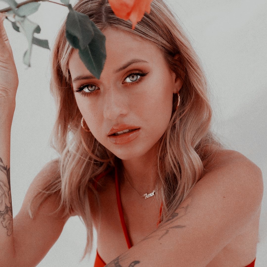 ⠀⠀ 
                         𝔈n mi primera guerra, 
casi veo las estrellas, pero solo vi un 
cielo cubierto de nubes negras. 
Me quedo con las ganas de subir a la 
luna, te busco en mi almohada, 
𝐭𝐞 𝐩𝐢𝐞𝐫𝐝𝐨 𝐞𝐧 𝐦𝐢𝐬 𝐝𝐮𝐝𝐚𝐬.

⠀⠀