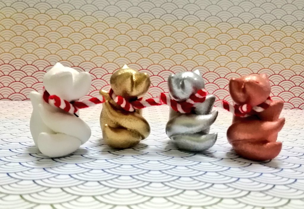 SATIKOUBOU's tweet photo. 【おもちきつね色紹介】
白は単品、金銀はセットのみの販売となります。
現在ふたばねこさんにて開催中の #転生展 にて販売中の「銅」は、ふたばねこさんのみでの販売となります。
色の違いは並べるとこんな感じです。 https://t.co/DU3eIo5m3F