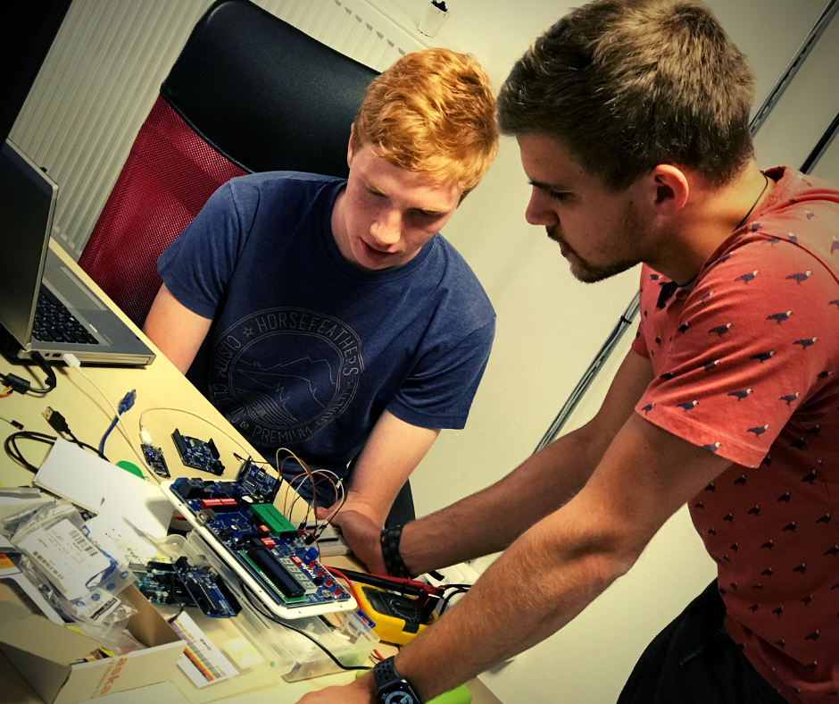 MartaUBK's tweet photo. 🚀 Smart fridge pro #UBKgeeks právě ve vývoji 🙋
PHP tým ve spojení s VMA týmem makají na aplikaci, přes kterou si naši vývojáři pohodlně koupí limonády, fresh džusy, nealko pivo a další..
#testese #UBKstories #mobilniaplikace #micropython
https://t.co/HtMfIyAt09 https://t.co/Kjt8N0di1n