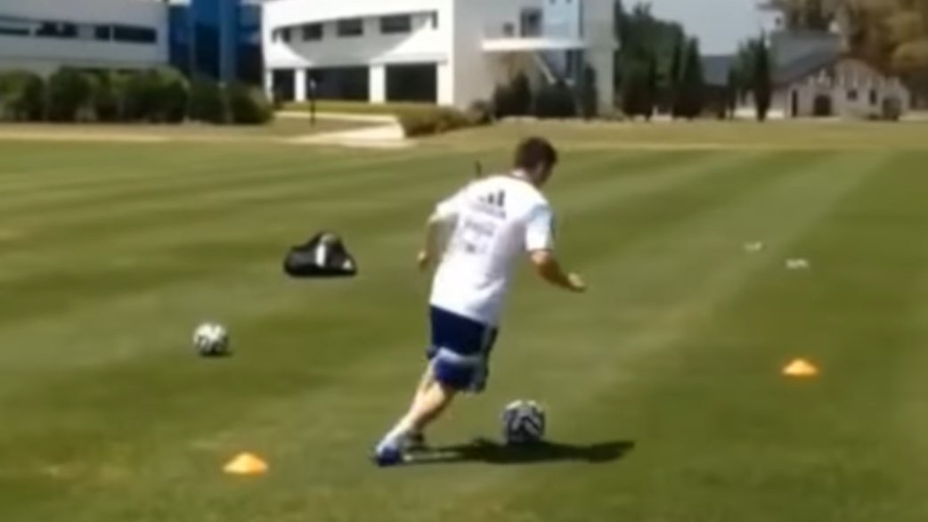 les exercices spécifiques de Lionel Messi Exercice à l'entrainement 1) le Zig Zag travail de vitesse et de prise d'appuis avec ballon 2) les sauts et la pliométrie pour améliorer le physique et l'endurance 3) la vitesse pure l'accélération avec ou sans ballon.