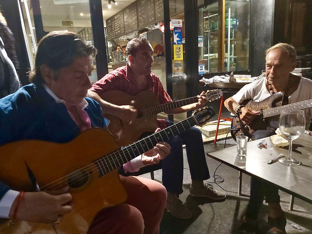 A St Ouen en compagnie de la communauté Gitane, Tzigane et Gipsy.Les frères Ferret à la guitare et au chant, un instant magique organisé par une association fondée par la communauté Gitane de 14e. Un grand merci à “Coincoin, Barrault et Escoudé” pour cette formidable soirée.