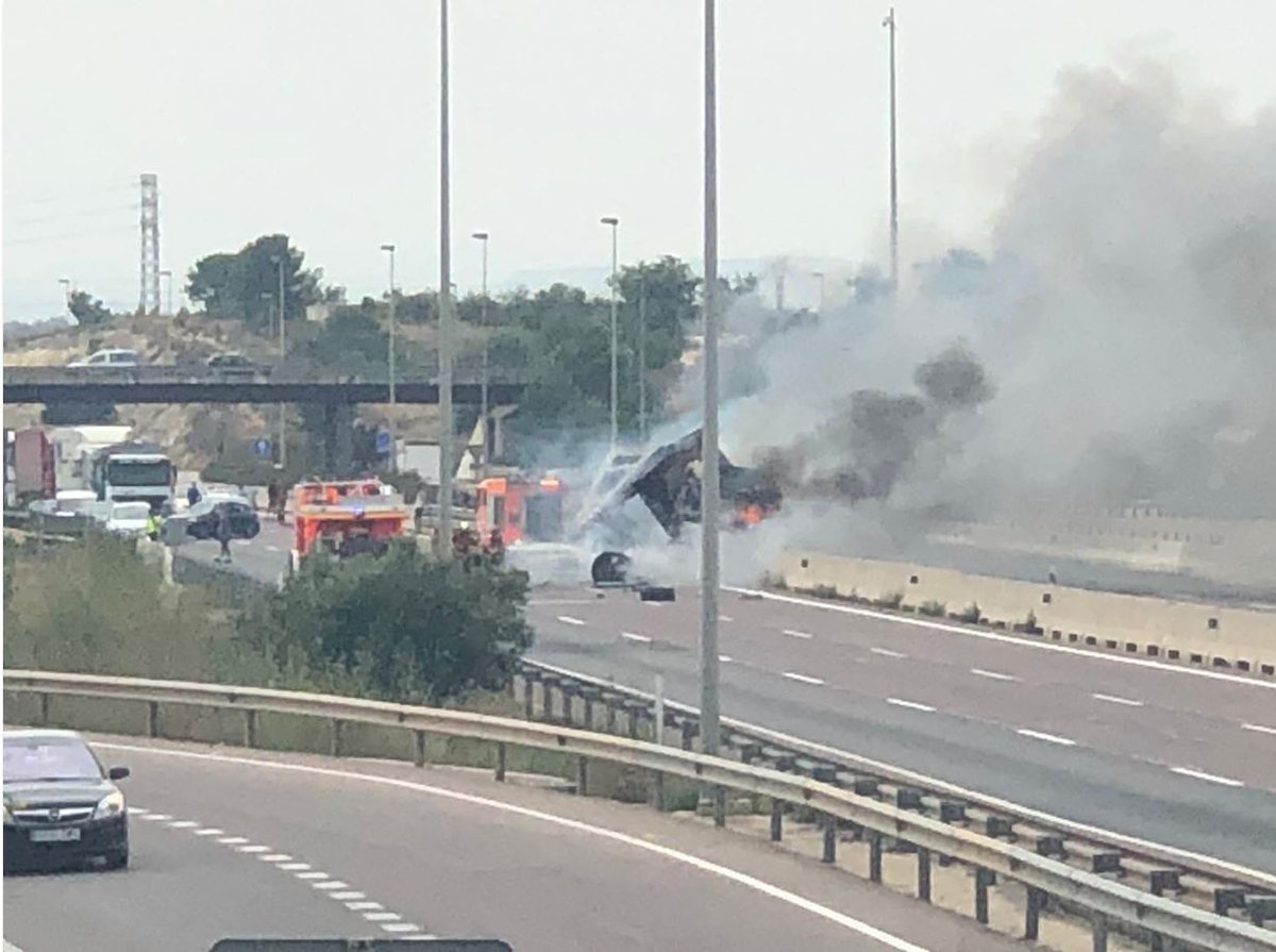 levante_emv's tweet photo. 🔴 ÚLTIMA HORA | #Accidente: Cortado el by-pass a la altura de Paterna tras volcar un camión que se ha incendiado https://t.co/guYdlluWuN https://t.co/DmrzwVooNM