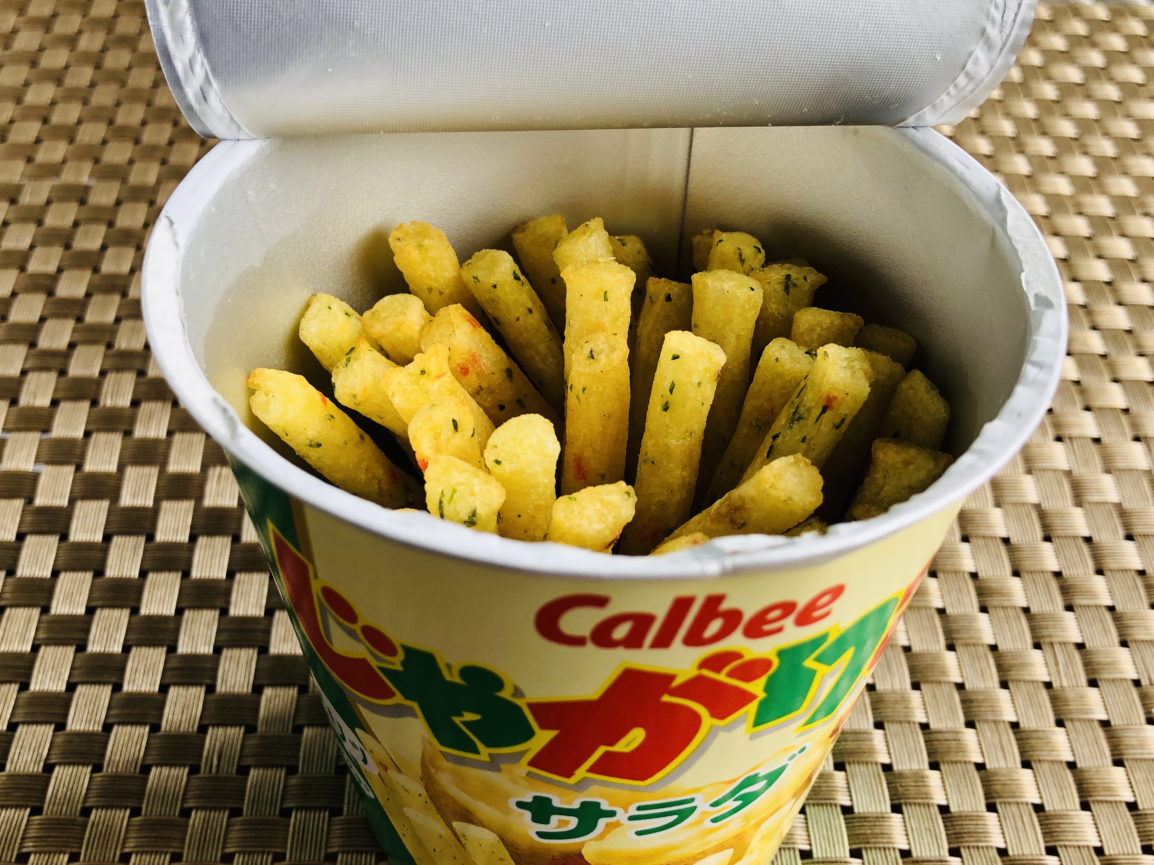 Calbee カルビー 公式 じゃがりこ サラダ が4位にランクイン じゃがりこじゃがりこじゃがりこ と食べ方 をマネしてくださった方いらっしゃいますか ご愛顧ありがとうございます お菓子総選挙 T Co Jqigidd7zd Twitter