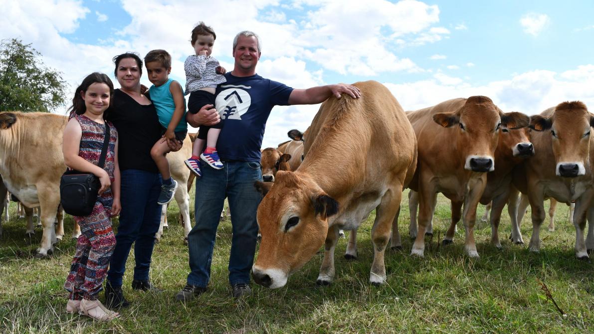 _lunion's tweet photo. Ils élèvent des #vaches #Parthenaises, une race inédite en #Thiérache #Aisne #alimentation #élevage #agriculture #animaux https://t.co/zoQZhH2aQv https://t.co/KDNJd4w6Ty