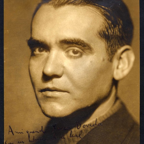 AcademiaGalega's tweet photo. #Taldíacomahoxe, en 1936, morría asasinado Federico #GarcíaLorca 
Quen fita meus grises vidros / cheos de nubens seus ollos? / É a lúa, é a lúa / na Quintana dos mortos. / Deixame morrer no leito  / soñando con froles de ouro.
'Danza da lúa en Santiago' 
https://t.co/l58Zw0ptLG https://t.co/wPlCQR27RX