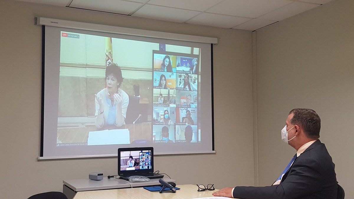 Paulasj_ecca's tweet photo. Hoy hemos asistido a la entrega de los titulos de ESO del alumnado de @gitanos_org que trabaja en alianza con @radioecca . La Ministra Isabel Celáa ha asistido al acto y ha valorado el trabajo y la formación a distancia. Enhorabuena al alumnado @EducacionCan @educaciongob https://t.co/Mm2V9I846l