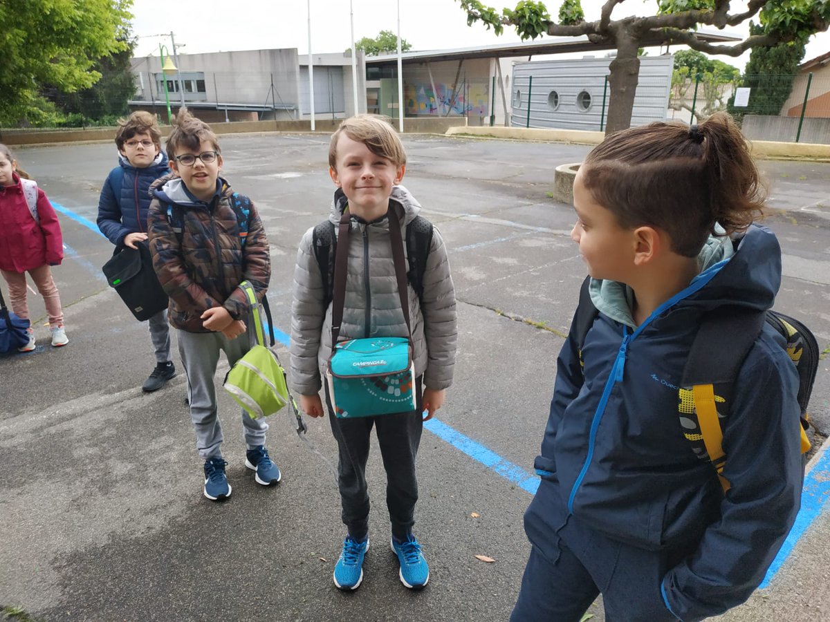 34Dsden's tweet photo. 📸#mardiphoto
Des élèves heureux de se retrouver après la période de confinement à l 'école de @VBaillargues #Hérault @acmontpellier 
#reprisedescours https://t.co/EWJ13y4FR8