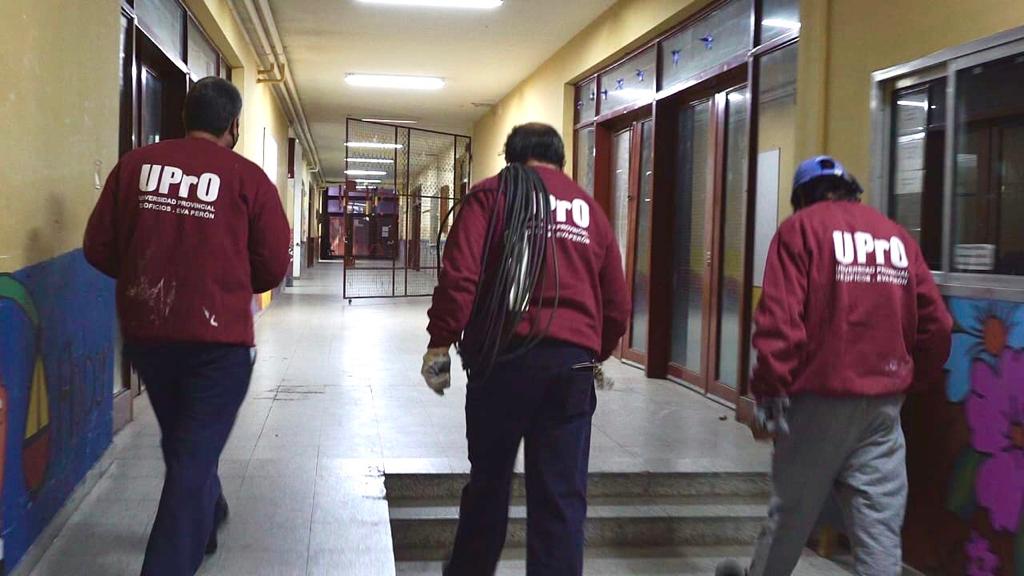 sanluisgob's tweet photo. Se lanza “La UPrO en tu Escuela 2020”. Un plan de refacción de establecimientos educativos, donde alumnos de distintas carreras, acompañados de instructores, realizan tareas de acondicionamiento de las escuelas de Villa Mercedes. Este año tendrá su cuarta edición. 
#SanLuisNosUne https://t.co/YZif9Mkv7Y