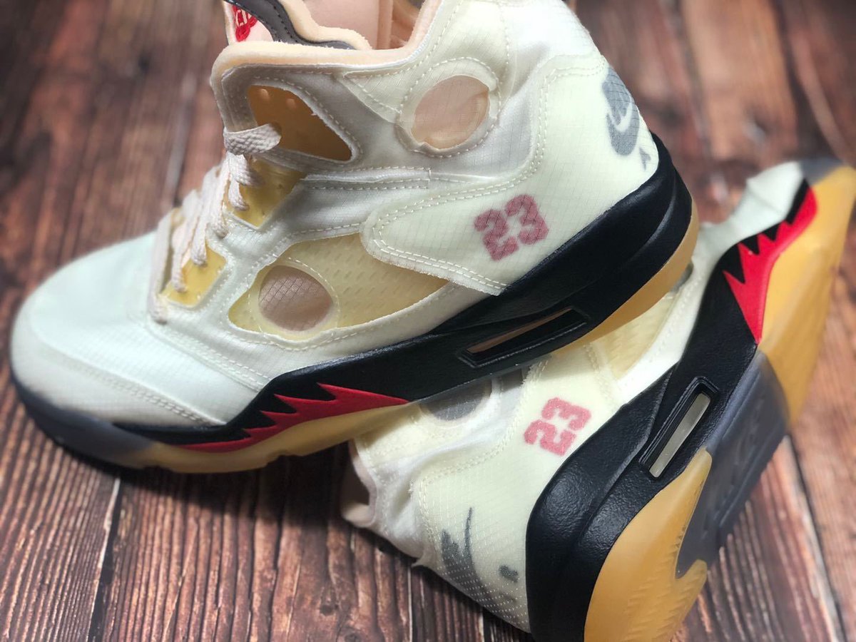 StashedSNKRS's tweet photo. OFF WHITE x AIR JORDAN 5 SP
‘SAIL’

80,000 PAIRS
Retail $225
Resell $500 - $700

NOVEMBER 2020

(FYI: initial order was 40k pairs but Nike decided to double it last minute!) https://t.co/XrNXv2jzWL