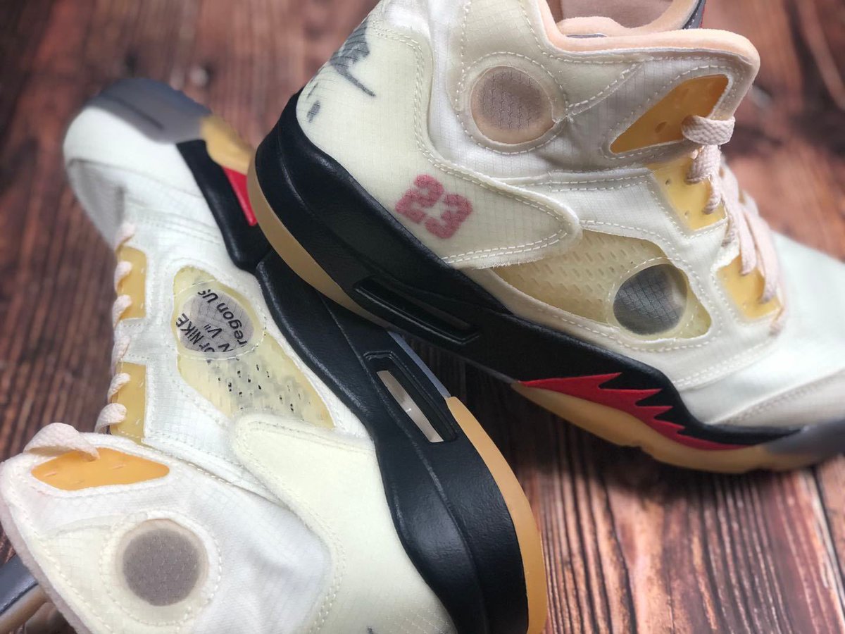 StashedSNKRS's tweet photo. OFF WHITE x AIR JORDAN 5 SP
‘SAIL’

80,000 PAIRS
Retail $225
Resell $500 - $700

NOVEMBER 2020

(FYI: initial order was 40k pairs but Nike decided to double it last minute!) https://t.co/XrNXv2jzWL