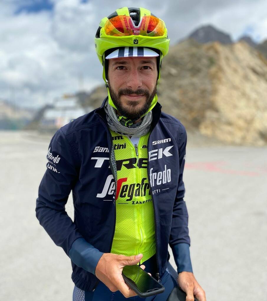 SANTINI_SMS's tweet photo. Let’s start a new week!
Are you fully equipped to face it?
.
.
#santinipeople #treksegafredo #santinicycling #weareateam #cycling #cyclingwear #cyclingkit #custom #santinicustom #customcyclingkit
.
📸 @juubernard @moutardebiketrip https://t.co/9Vpp4AZRJK https://t.co/A9re9T6upp