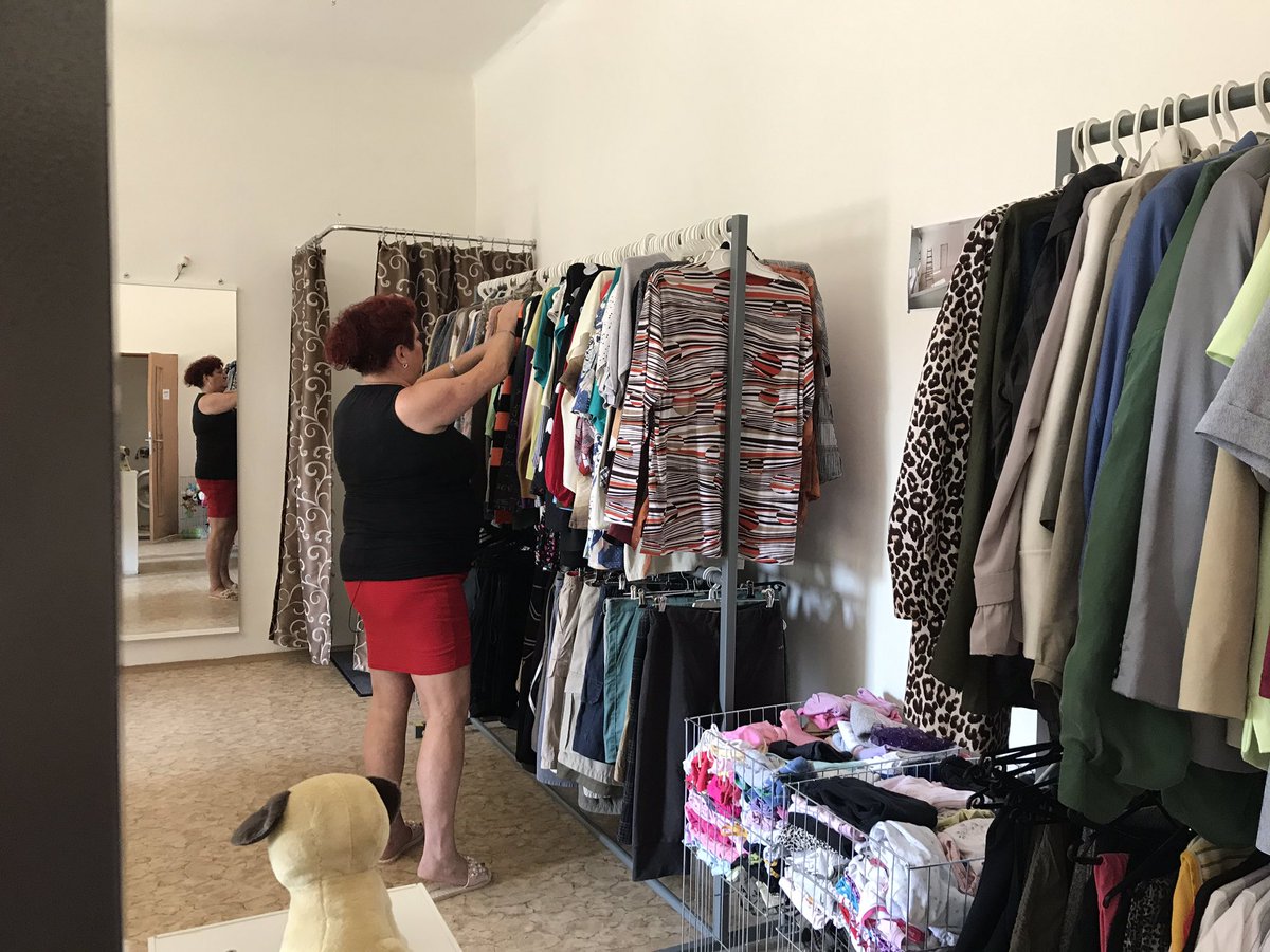 Kucerova_uci's tweet photo. Spoustu let na ulici, bez stálé práce, nemoci, dluhy, u někoho alkohol. Bezdomovectví na malém městě řeší v Židlochovicích. Lidé mohou získat bydlení v buňkách, pak v obecních bytech. Podmínkou je, aby pracovali. V programu je teď sedm lidí. Mám zase hodnotu, říká jedna z nich. https://t.co/wTFiVgmscl