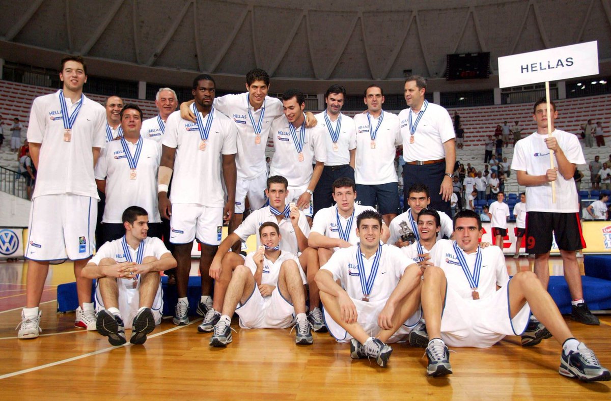 H Εθνική Εφήβων, σαν σήμερα το 2003, κατέκτησε το χάλκινο μετάλλιο στο Παγκόσμιο Πρωτάθλημα. Η διοργάνωση φιλοξενήθηκε στη Θεσσαλονίκη. Η Ελλάδα επικράτησε 73-64 της Κροατίας στον μικρό τελικό. Προπονητής της ομάδας ήταν ο Νίκος Σταυρόπουλος με συνεργάτη τον Θανάση Παπαδημητρίου.