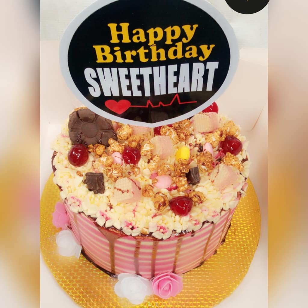 baker_express's tweet photo. You dont need to break the bank just to surprise your special one on their birthdays...beautiful in and out😍😋 just a DM away. #bbnaija2020 #laycon #BBNaijaLockdown #Dorathy #doratheexplorer #cakes #cakememe #realcake #Trending #fearwomen #Nengi #MondayMorning https://t.co/qGmA8KIoor