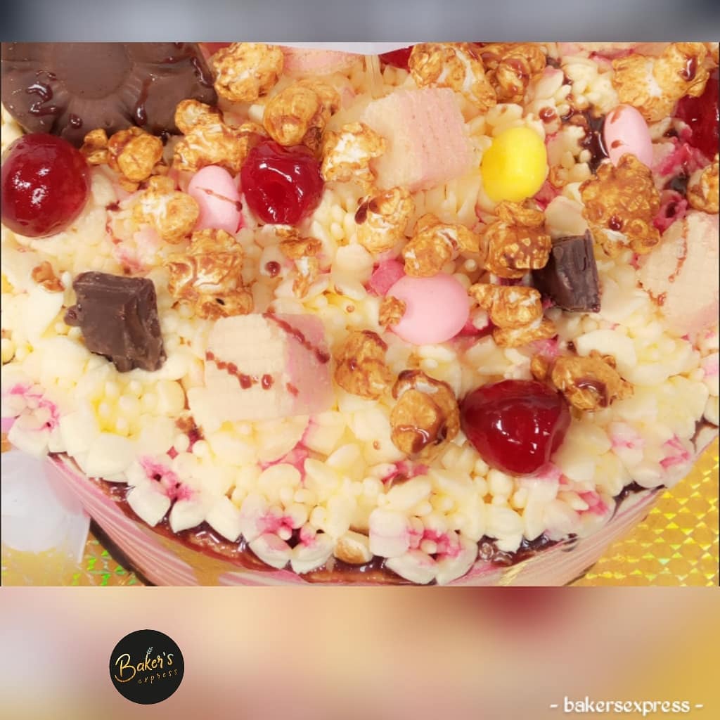 baker_express's tweet photo. You dont need to break the bank just to surprise your special one on their birthdays...beautiful in and out😍😋 just a DM away. #bbnaija2020 #laycon #BBNaijaLockdown #Dorathy #doratheexplorer #cakes #cakememe #realcake #Trending #fearwomen #Nengi #MondayMorning https://t.co/qGmA8KIoor