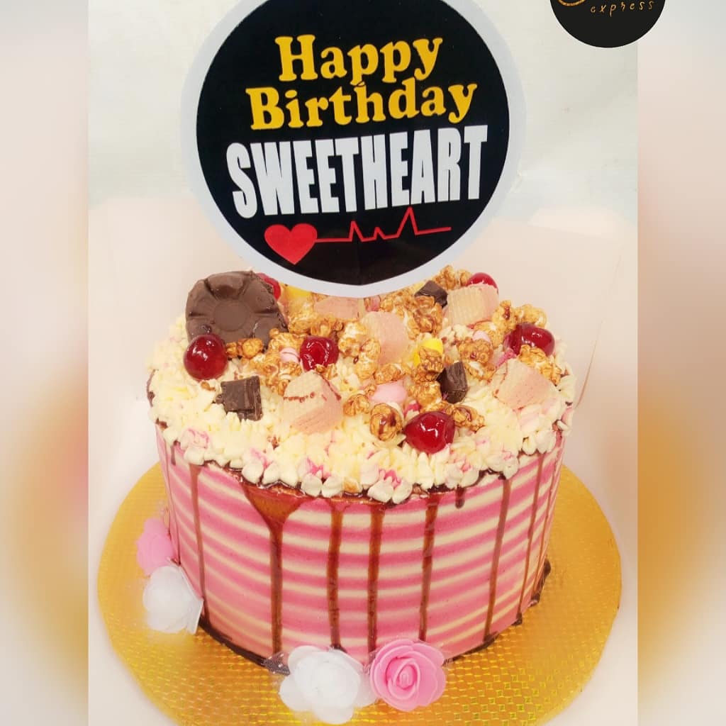 baker_express's tweet photo. You dont need to break the bank just to surprise your special one on their birthdays...beautiful in and out😍😋 just a DM away. #bbnaija2020 #laycon #BBNaijaLockdown #Dorathy #doratheexplorer #cakes #cakememe #realcake #Trending #fearwomen #Nengi #MondayMorning https://t.co/qGmA8KIoor