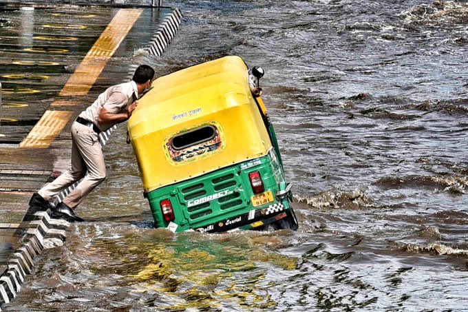 कोई भी समस्या हो या चैलेंज हो। 

ख़ाकी हमेशा तैयार। 
 
#cops 

Via। Whatsapp। #khaki