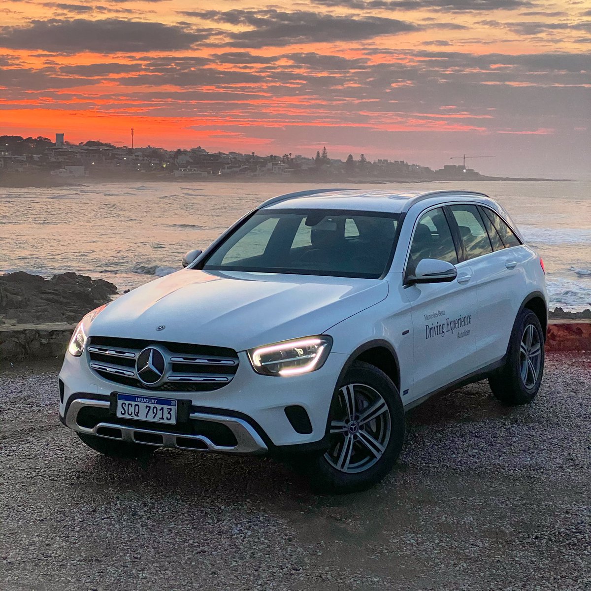 AutoblogUY's tweet photo. Evaluamos al @MercedesBenzUY #GLC300e y en algunos días más podrán ver la prueba completa en https://t.co/ep0ECDCleZ #MercedesBenz #EQ #EQBoost #PHEV #EV #Hybrid #Electric #SwitchToEQ #GLC #X253 #Autolider #Inchcape #EnjoyElectric #DriveTheFuture #ElectricHasMercedes⚡️🔌🔋🇩🇪 https://t.co/p92uAWJ6aC