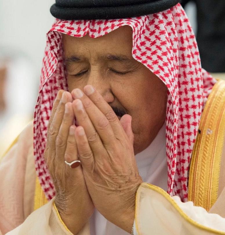 اللهمّ اشف عبدك #سلمان_بن_عبدالعزيز واحرسه بعينك الّتي لا تنام، واكفه بركنك الذي لا يرام، واحفظه بعزّك الّذي لا يضام، واكلأه في الليل وفي النّهار.
 #سلامتك_يا_ابوفهد