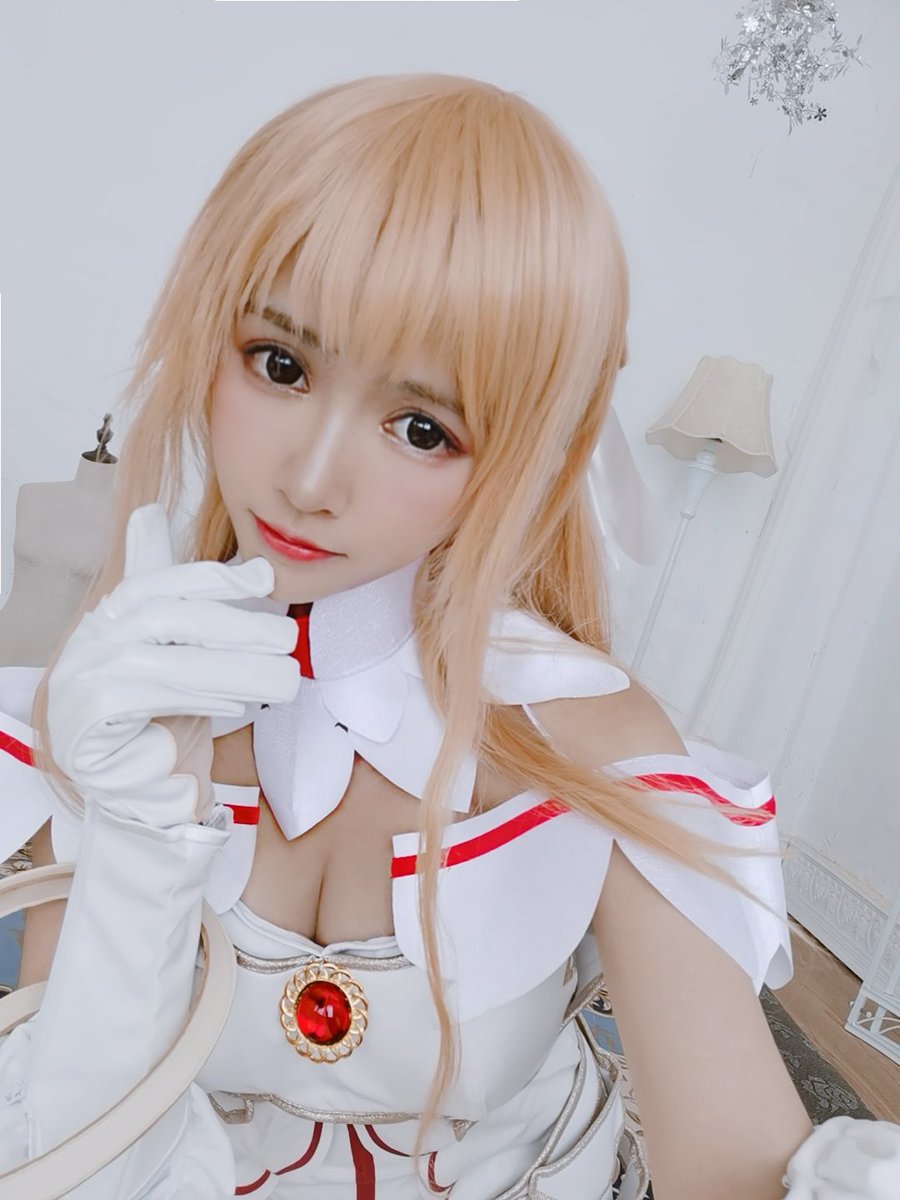 【你是我的桐人吗？】
亚丝娜老婆@鳗鱼霏儿 
本人唯一推特（因为之前有一个号是粉丝发的，现在重新自己管理）
今天开始会和weibo同步更新推特哟 
今天换了创世神准备去漫展来着结果拍正片拍到了6点，(´ฅω•ฅ｀）