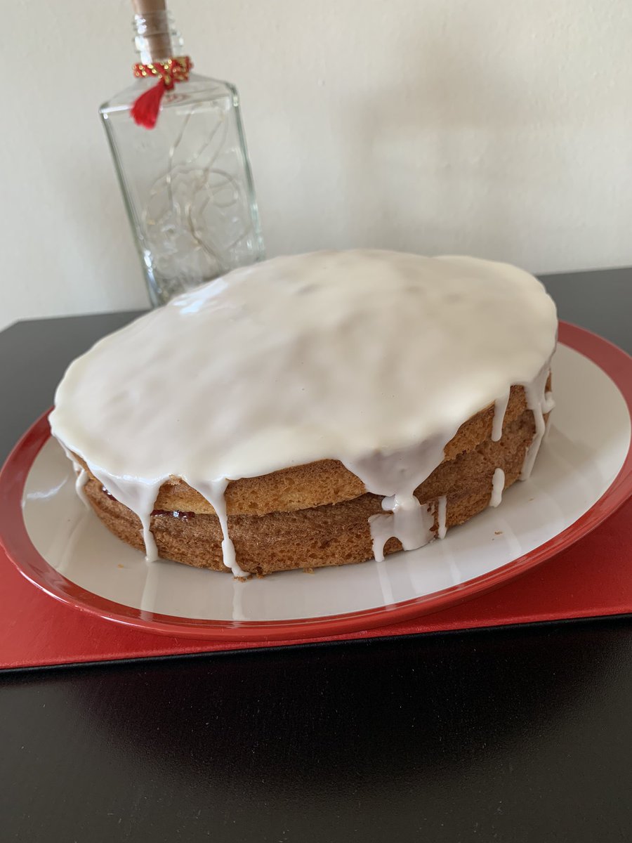 A lemon cake and finally cracked the icing (that’s a lot of icing sugar!!) ... after the weekends slight mishap with lemon bars!! Just didn’t set in the middle a probably took them out a few minutes too early. Will try again next week. #baking #cake #lemoncake