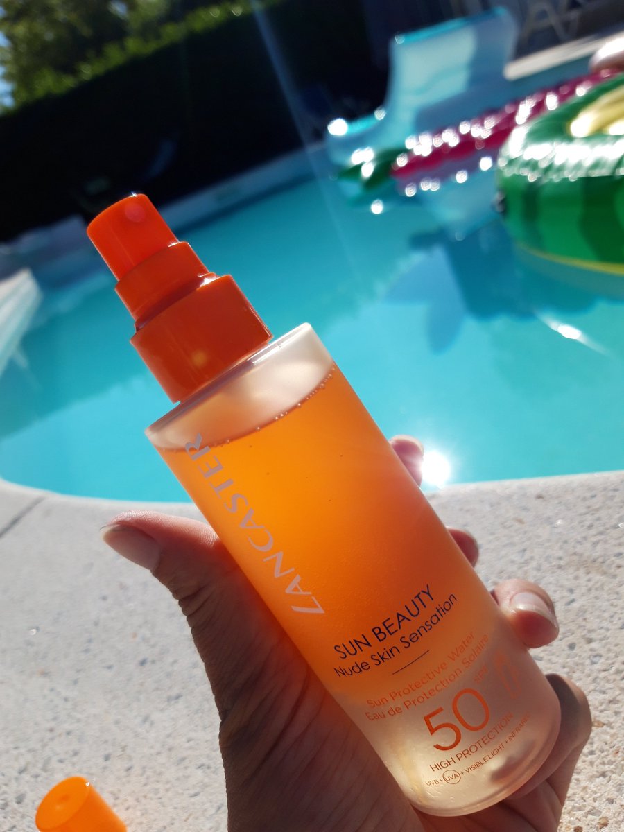 AnoukColomes's tweet photo. Cet été je découvre la protection solaire de la marque Lancaster Beauty.
Ceci n'est pas une crème mais une eau de protection pour plus de légèreté avec ce soleil de plomb ☀️ #LancasterBeauty #LiveWithLight #Solar #EauDeProtection #Nouveauté https://t.co/tQvYRbxY0Y