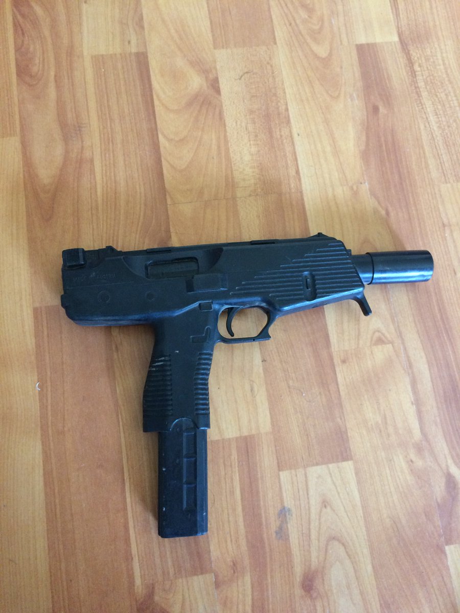 fox_draxter's tweet photo. Nouveaux props ! 
Pistolet mitrailleur en résine, AK-47 entièrement en mousse et latex. Quel superbe taff pour des versions stunt ! (versions non fonctionnelles, vues de loin  et surtout pour la sécurité des acteurs)
#props #film #authentique #cinéma #résine #ak47 #stunt #safe https://t.co/OxnQPHnZXC