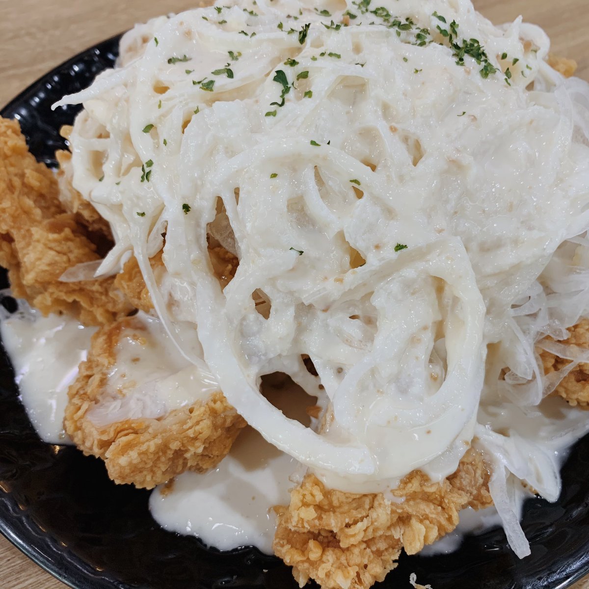 fashbeaut1's tweet photo. นาทีนี้ต้องให้ 'choong man chicken'ที่ korean town  เป็นไก่ทอดเกาหลีที่อร่อยที่สุดเลย! สิ่งที่ต้องลองให้ได้คือ snow onion ไก่ร้อนๆมาพร้อมหัวหอมกับซอสเห็นรูปคืองงๆแต่ตักเข้าปากแล้วฟินแทน อร่อยแบบลืมโลก! ไม่เว่อนะอยากให้ลองจิงๆ #อร่อยไปเเดก #อร่อยบอกต่อ #อร่อยจนต้องรีวิว @aroii https://t.co/karngWJmlj