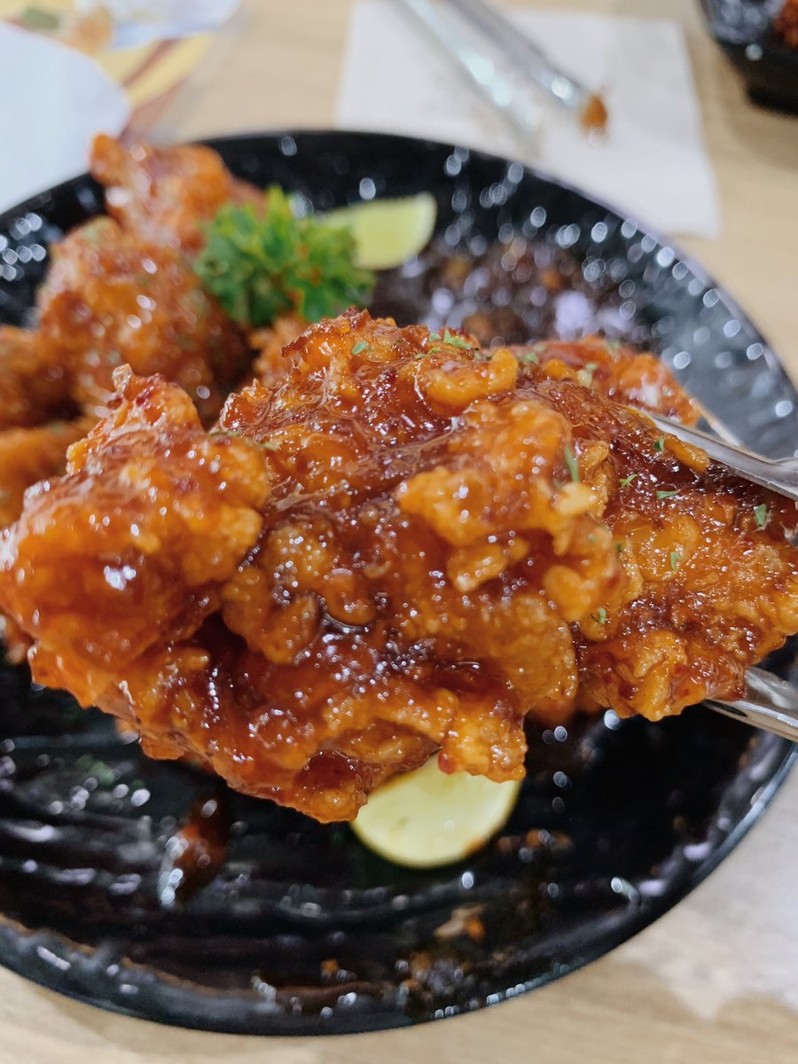 fashbeaut1's tweet photo. นาทีนี้ต้องให้ 'choong man chicken'ที่ korean town  เป็นไก่ทอดเกาหลีที่อร่อยที่สุดเลย! สิ่งที่ต้องลองให้ได้คือ snow onion ไก่ร้อนๆมาพร้อมหัวหอมกับซอสเห็นรูปคืองงๆแต่ตักเข้าปากแล้วฟินแทน อร่อยแบบลืมโลก! ไม่เว่อนะอยากให้ลองจิงๆ #อร่อยไปเเดก #อร่อยบอกต่อ #อร่อยจนต้องรีวิว @aroii https://t.co/karngWJmlj