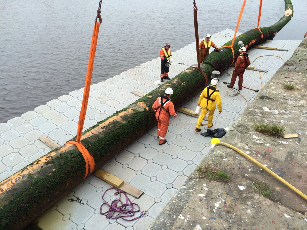 Our pontoons offer the perfect answer for work platforms on water, here an oil pipe was lifted from the bed of the docks for repair and maintenance. 

floatingpontoonhire.co.uk/pontoon-uses/f…