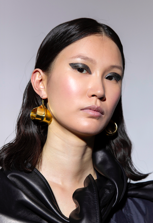 I'm loving this graphic silver eye design at the Philip Lim show for summer 2020.  Notice the lighter shade at the inner eye to brighten the effect. It works beautifully with the almost glass-like complexion.