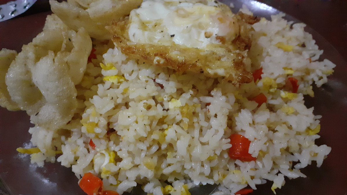 Menuju akhir bulan pengen nasi goreng <a href="/tiarbah/">tiarbah</a> tp apa daya sudah kembang kempis.
Ini warna sama rasa sih udah mantep la, tinggal kurang dendeng lemak sama daun bawangnya <a href="/nasgortiarbah/">Nasgor Tiarbah</a>