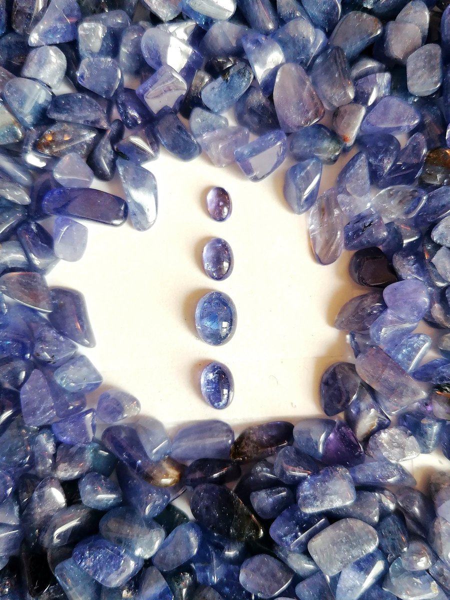 edelsteinkunst's tweet photo. #SteindesTages und einen wunderschönen Start in diese Woche mit dem einzigartigen, seltenen #Tansanit 💎 Diese blauviolette Schönheit ist eine Varietät des Minerals Zoisit, ein legendärer Schmuckstein und wurde erstmals 1967 in Tansania bei Arusha entdeckt #gemmogram #tansanite https://t.co/0VHw7GitML