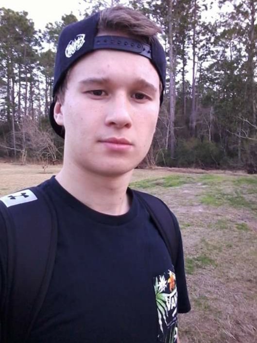 MindiW_2016's tweet photo. This is my 18yo nephew.. can anyone guess his celebrity doppelganger? Everytime I see a movie with this actor I just cannot believe how much my nephew looks(ed) like him. https://t.co/dQo8J1EkWp