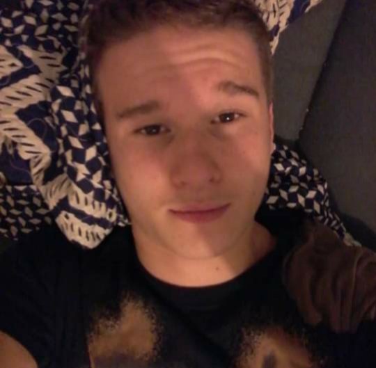 MindiW_2016's tweet photo. This is my 18yo nephew.. can anyone guess his celebrity doppelganger? Everytime I see a movie with this actor I just cannot believe how much my nephew looks(ed) like him. https://t.co/dQo8J1EkWp