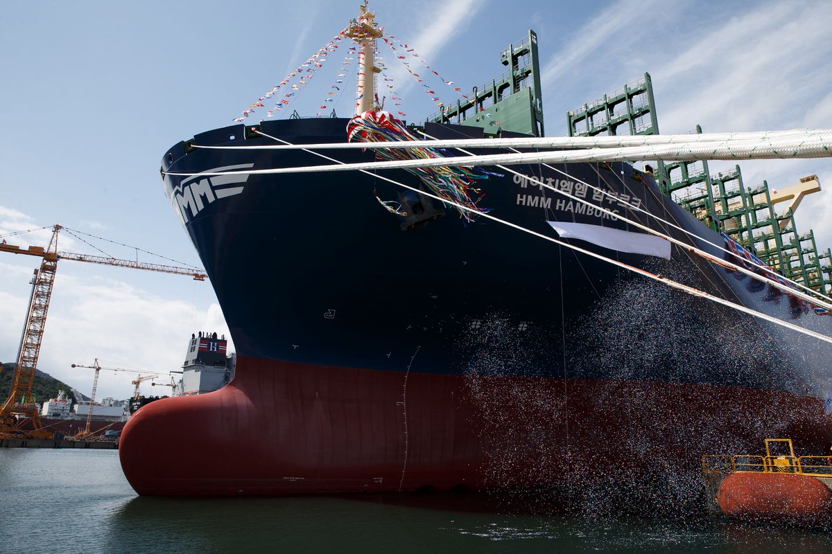 PortofHamburg's tweet photo. Nachdem die HMM Algeciras letzten Monat zu Besuch war, wurde nun auch ihr Schwesterschiff getauft. Wann genau ihr die HMM Hamburg im Hamburger Hafen bestaunen könnt, erfahrt ihr in den nächsten Wochen hier! #staytuned 

📷: Hyundai Merchant Marine 

#portofhamburg #hafenhamburg https://t.co/RkncK2U0au