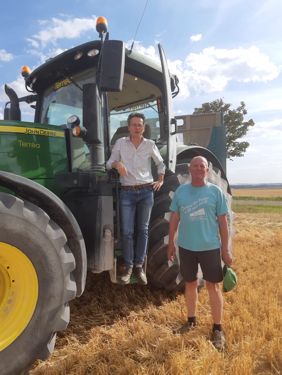 fdsea_10's tweet photo. Ce week-end, @hospital_joel, Président de la #FDSEA10, a reçu durant 3h30 Monsieur le @Prefet_10 sur un chantier de récolte de #céréales. Ce fût un moment privilégié pour lui faire découvrir une période essentielle du métier d'agriculteur et évoquer plusieurs sujets à enjeux https://t.co/Mqu5p5sxus