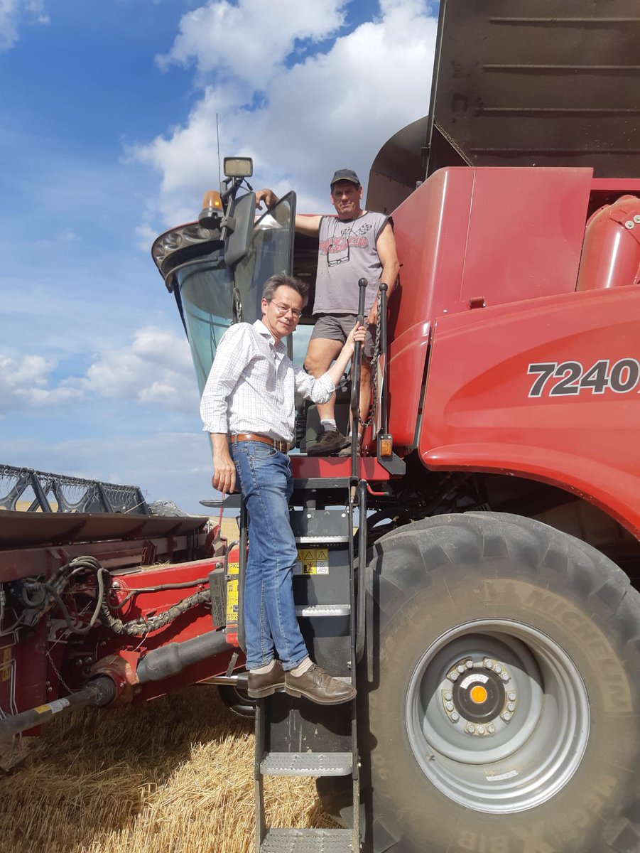 fdsea_10's tweet photo. Ce week-end, @hospital_joel, Président de la #FDSEA10, a reçu durant 3h30 Monsieur le @Prefet_10 sur un chantier de récolte de #céréales. Ce fût un moment privilégié pour lui faire découvrir une période essentielle du métier d'agriculteur et évoquer plusieurs sujets à enjeux https://t.co/Mqu5p5sxus