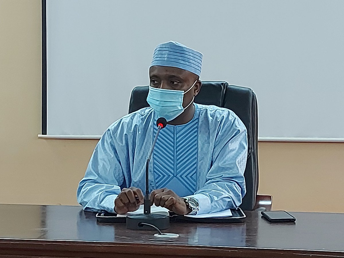 ASabrefadoul's tweet photo. 1ere journée de travail en qualité de MSPSN et 1ere réunion avec le staff du Ministère : Rigueur, Intégrité, dévouement, professionnalisme, cohésion et primauté de l’intérêt public sont à mettre au service de l'Etat et des citoyens. 1/4 #santepublique #santepubliquetchad https://t.co/to7ypKkv5F