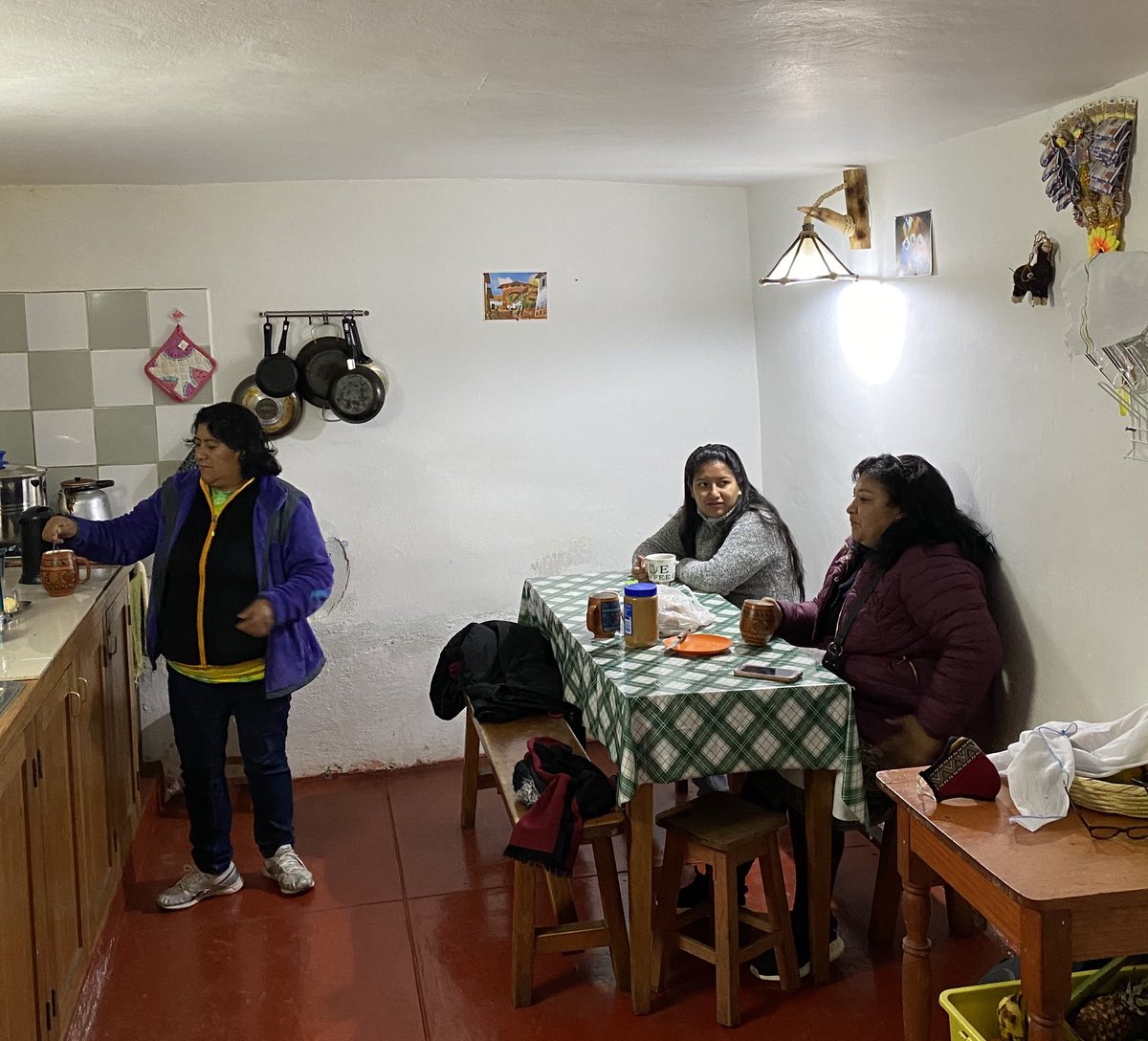 We had time for coffee, which comes from Quillabamba, further down some valleys from us. Martha and Tatiana has made the food we would be eating when we got to the lake where we planned to eat. The pot got wrapped in a textile because that how you keep it warm.