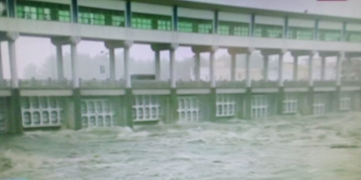 AztecaNoticias's tweet photo. En #china, autoridades emitieron alerta roja por el alto riesgo de #inundaciones del río #Huai. Abrió 13 grandes esclusas que podrían afectar a 200 mil personas. https://t.co/6MhphOVFxr