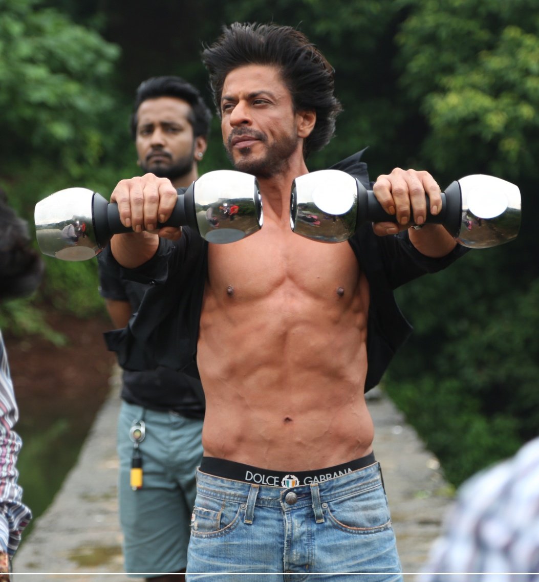 srk_fanzzzz's tweet photo. Esmokiin haawwwtttt 🔥 @iamsrk https://t.co/KKlOFSalGx