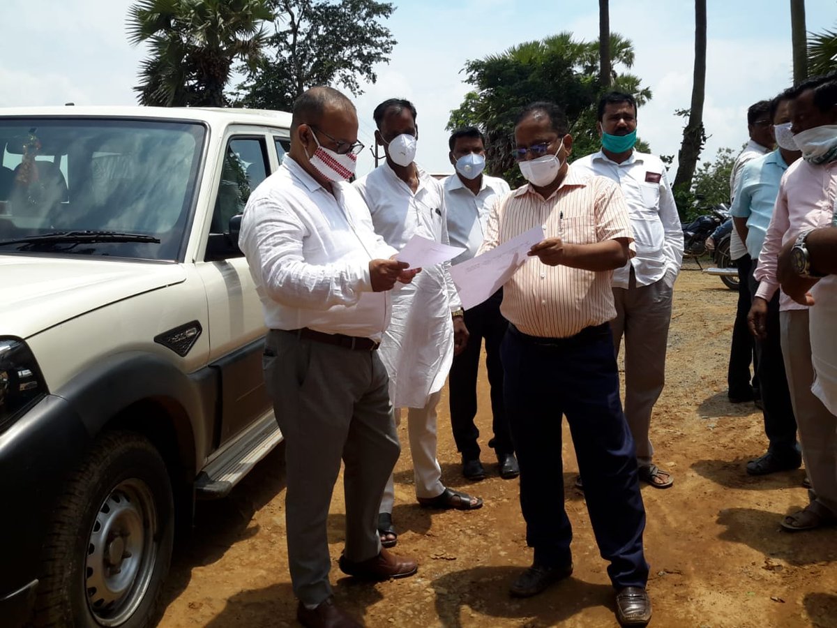 BJD4Balasore's tweet photo. ପର୍ଯ୍ୟଟନ ଓ ସଂସ୍କୃତି ମନ୍ତ୍ରୀ ଶ୍ରୀଯୁକ୍ତ ଜ୍ୟୋତିପ୍ରକାଶ ପାଣିଗ୍ରାହୀ, ଖଇରା ବ୍ଲକର ଶାରୀ ଶୁଆ ରାସ୍ତା ନିର୍ମାଣ ପ୍ରକଳ୍ପର କିପରି ଭାବରେ ଉନ୍ନତି କରଣ ହେବା ସହିତ କିପରି ଶୀଘ୍ର କାର୍ଯ୍ୟ ସମାପ୍ତ ହେବ, ସେ ବିଷୟରେ ବିଭାଗୀୟ ଅଧିକାରୀଙ୍କ ସହିତ ଆଲୋଚନା କରିଛନ୍ତି । 
@Naveen_Odisha 
@panigrahi_jp 
@bjd_odisha https://t.co/W5LOYkyES3