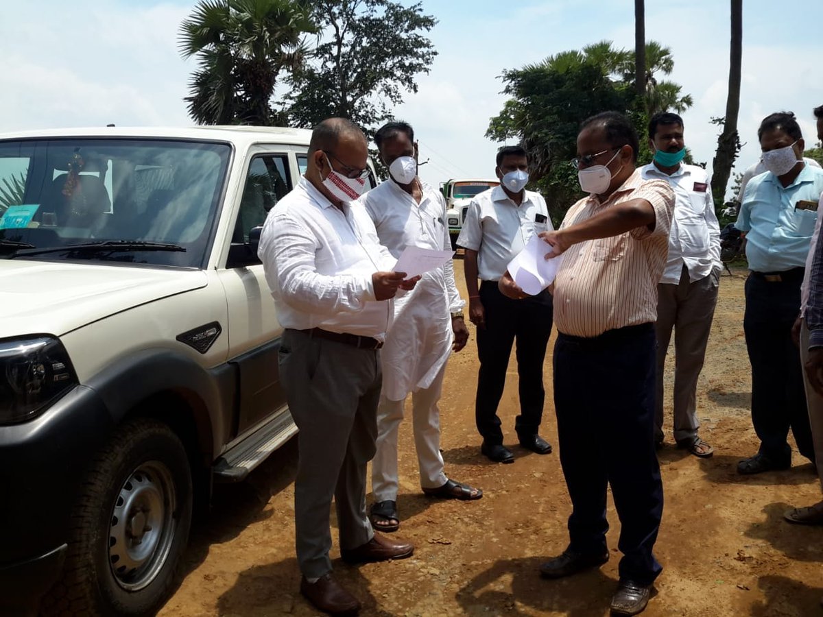 BJD4Balasore's tweet photo. ପର୍ଯ୍ୟଟନ ଓ ସଂସ୍କୃତି ମନ୍ତ୍ରୀ ଶ୍ରୀଯୁକ୍ତ ଜ୍ୟୋତିପ୍ରକାଶ ପାଣିଗ୍ରାହୀ, ଖଇରା ବ୍ଲକର ଶାରୀ ଶୁଆ ରାସ୍ତା ନିର୍ମାଣ ପ୍ରକଳ୍ପର କିପରି ଭାବରେ ଉନ୍ନତି କରଣ ହେବା ସହିତ କିପରି ଶୀଘ୍ର କାର୍ଯ୍ୟ ସମାପ୍ତ ହେବ, ସେ ବିଷୟରେ ବିଭାଗୀୟ ଅଧିକାରୀଙ୍କ ସହିତ ଆଲୋଚନା କରିଛନ୍ତି । 
@Naveen_Odisha 
@panigrahi_jp 
@bjd_odisha https://t.co/W5LOYkyES3