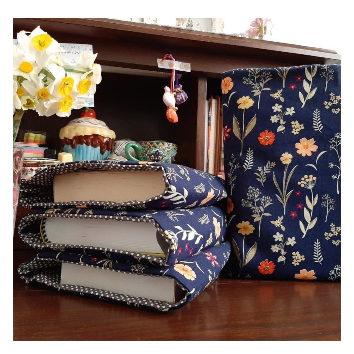 ZkSensei's tweet photo. مدتها تو کف book sleeve بودم.
چندباری تلاش کردم از خارج کشور بخرم نشد.
عاقبت آستین بالا زدم و خودم دوختم.
اسمش رو هم جاکتابی گذاشتم.
#جاکتابی
#booksleeve https://t.co/bcKuN8XC1D