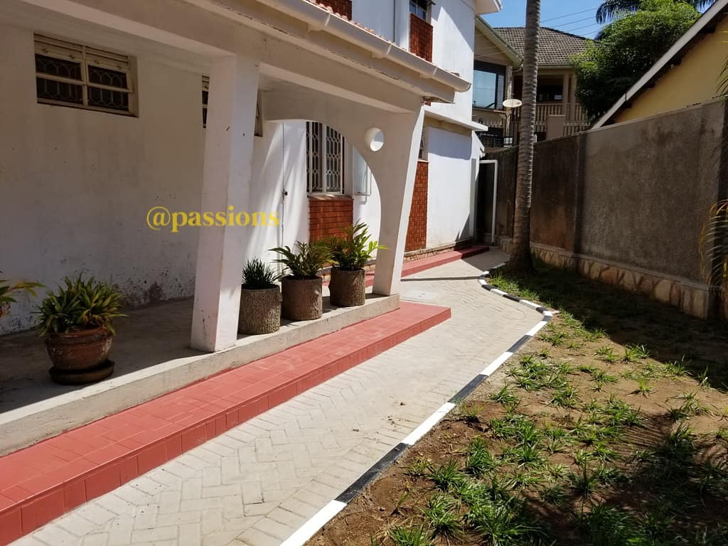 Passionsltd's tweet photo. Our project done in Munyoyo, would you like to beautify your home? call us on  +256 782451967. for construction and landscape services. https://t.co/mnMBmWK7md
#compounding #Flowers #homesforsale #Construction https://t.co/n7yYrsl2tP