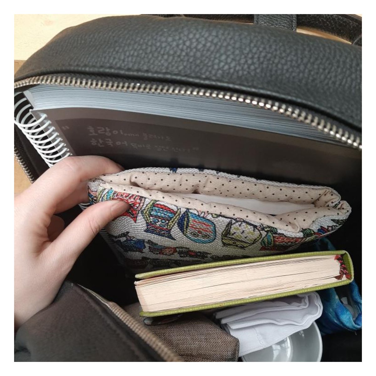 ZkSensei's tweet photo. مدتها تو کف book sleeve بودم.
چندباری تلاش کردم از خارج کشور بخرم نشد.
عاقبت آستین بالا زدم و خودم دوختم.
اسمش رو هم جاکتابی گذاشتم.
#جاکتابی
#booksleeve https://t.co/bcKuN8XC1D