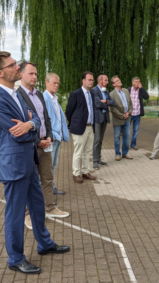 TSchipanski's tweet photo. Heute besuchte ich mit dem designierten Landesvorsitzenden der @cdu_thueringen @ChristianHirte u der #CDU Kreistagsfraktion die Baustelle der #Grundschule #Martinroda. Thema: Umsetzung des #Digitalpakt #Schule im #Ilmkreis. Mit dabei Landtagskollege @Buehlandreas. https://t.co/5pV7HrA4Mz