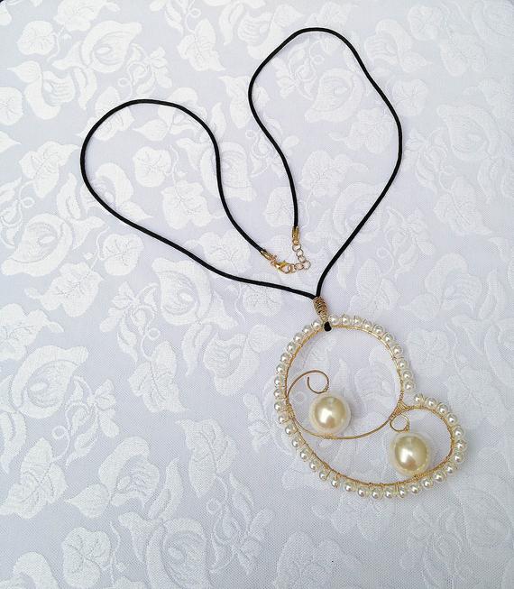 hvaradhan's tweet photo. Large Pearl Beaded Pendant https://t.co/Teww9653TK via @EtsySocial #beaded necklace #metal beaded ncklace #Roundpearls #largepearls https://t.co/190IsleTPE